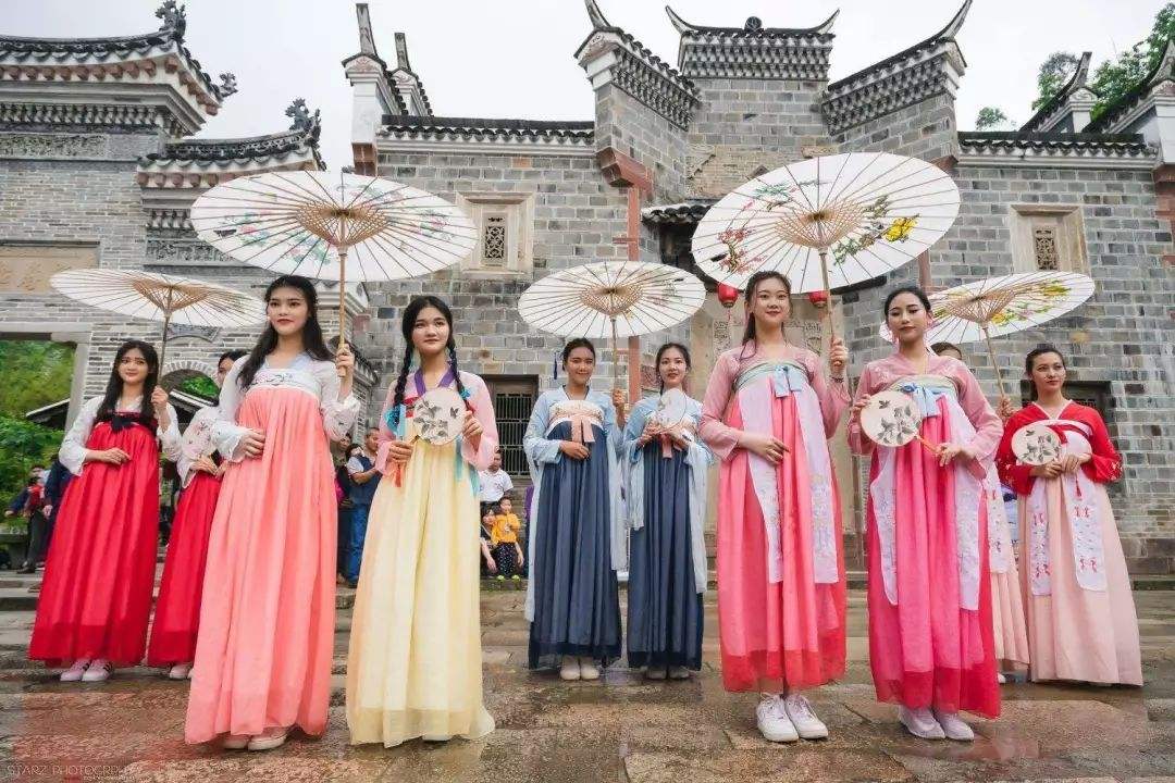 成都4萬年輕人開網(wǎng)店賣漢服_漢服怎么突然非常火爆了？